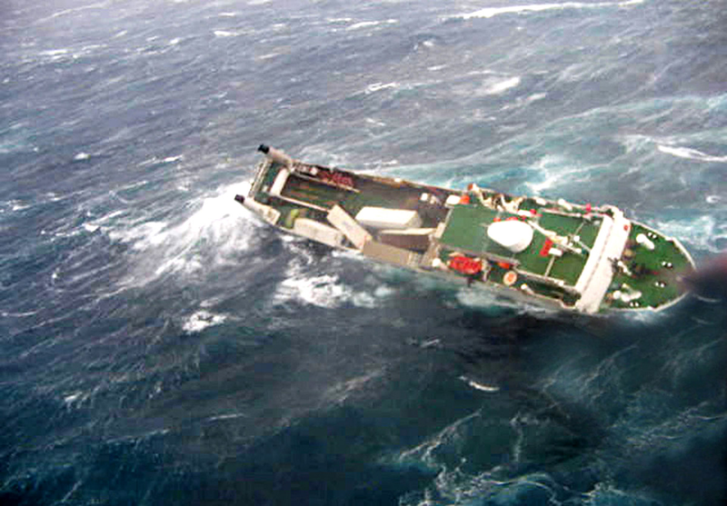 Illustration for article titled 18 terrifying photos of ships in trouble